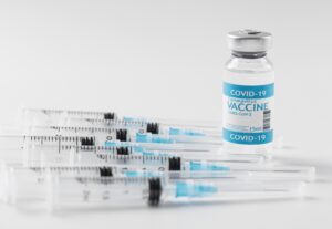 Fiala e siringhe per inoculare vaccino contro Coronavirus