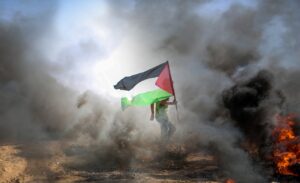 bandiera della palestina sventolata nella guerra