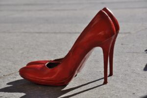 scarpe rosse con il tacco simbolo violenza sulle donne